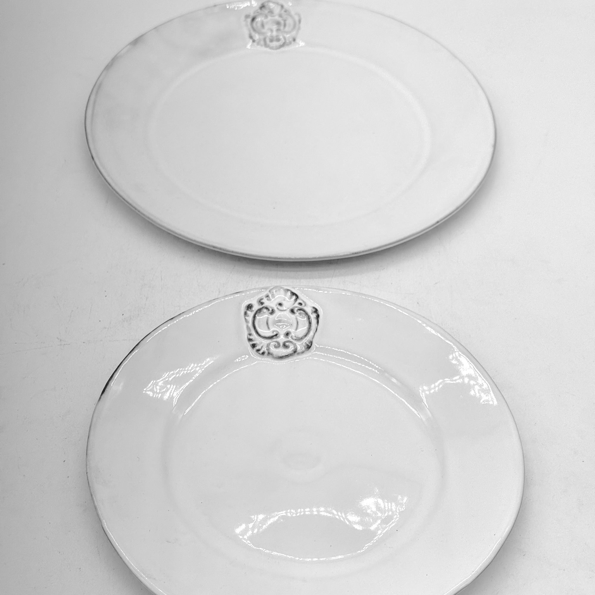Set 1 x flat plate L Charles and 1 x dessert plate M Charles