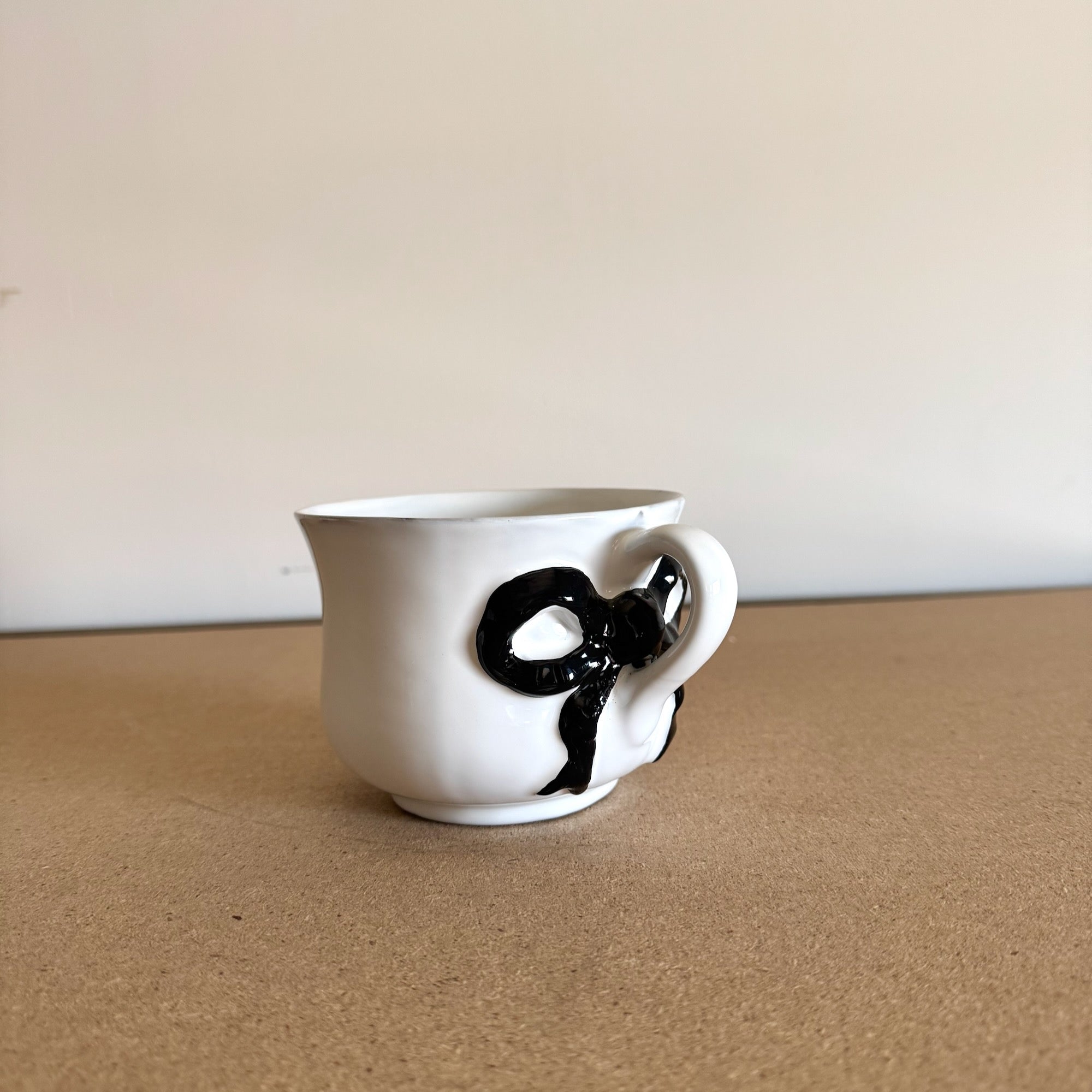 Marie-Antoinette black ribbon cup