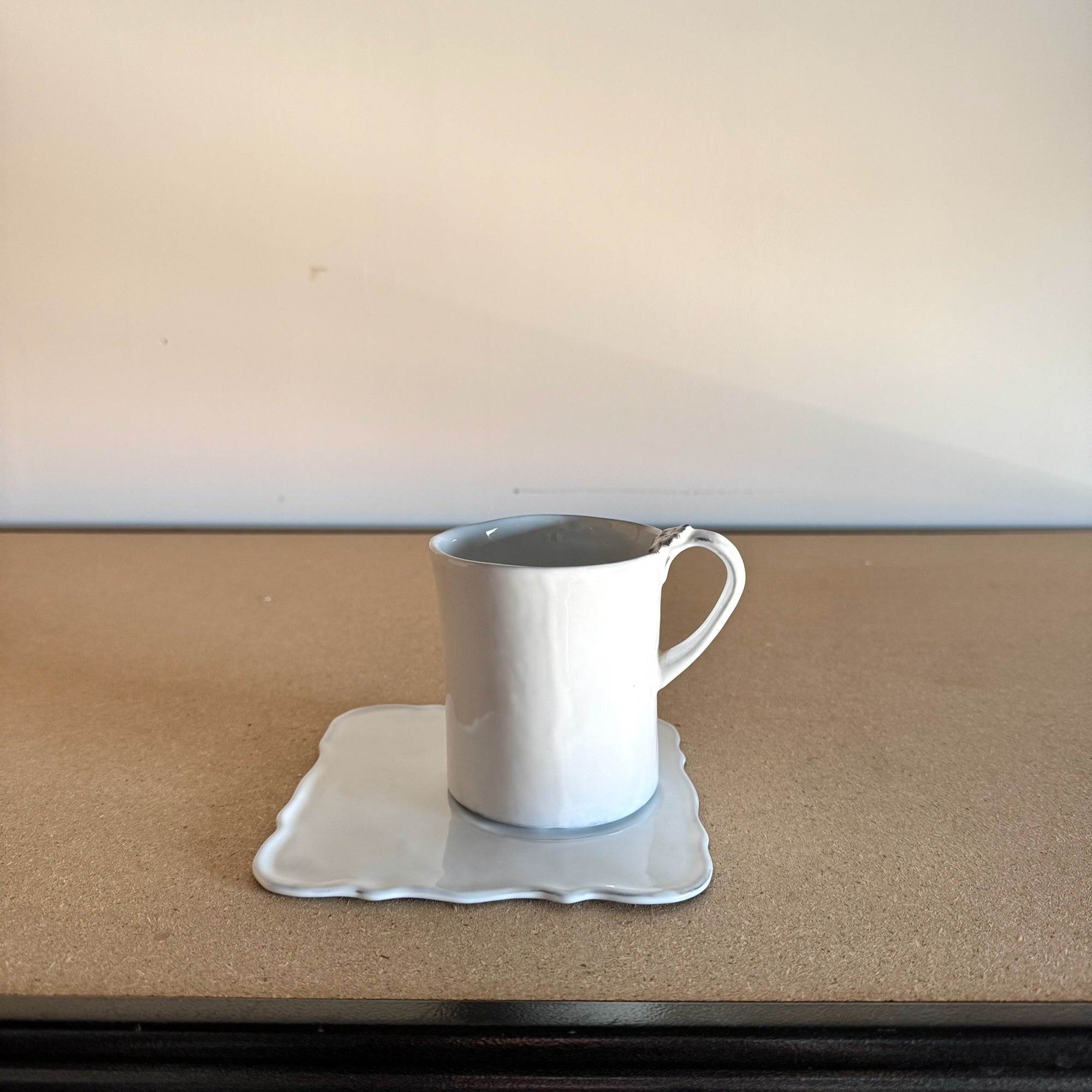 Set 1 x Tasse à anse noeud Marie-Antoinette + 1 x Soucoupe Apolline 