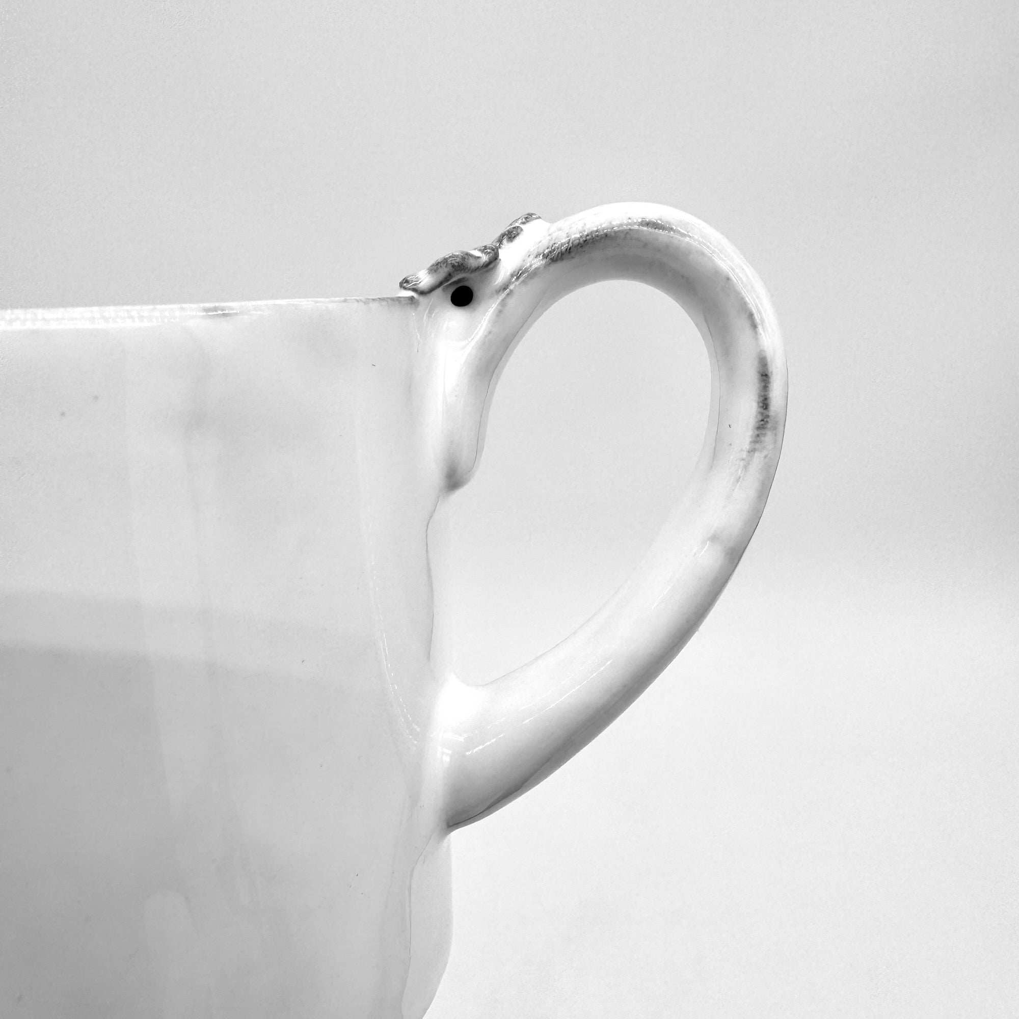 Set 1 x Tasse à anse noeud Marie-Antoinette + 1 x Soucoupe Apolline 