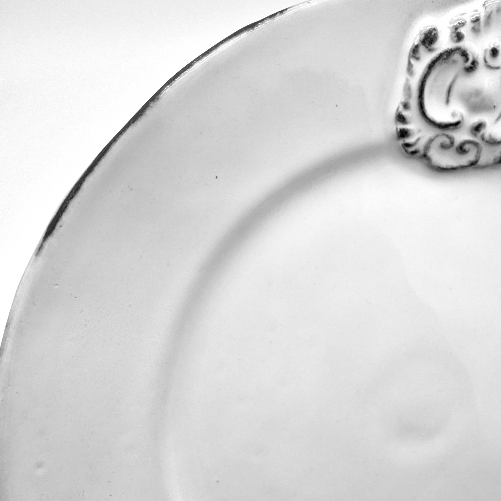 Set 1 x flat plate L Charles and 1 x dessert plate M Charles